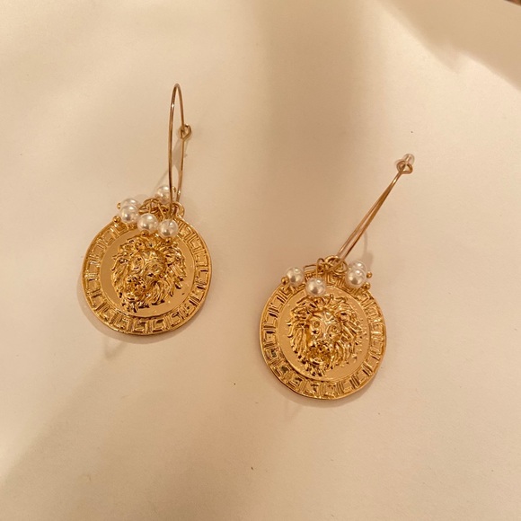 Absolutely gorgeous pair of earrings// news - Picture 3 of 5